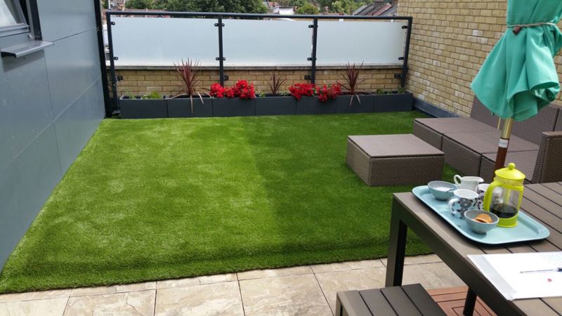 حلول ذكية للمساحات الصغيرة: ديكورات بالعشب الصناعي للشرفات والحدائق 2 حلول ذكية للمساحات الصغيرة: ديكورات بالعشب الصناعي للشرفات والحدائق – homegardensa.com