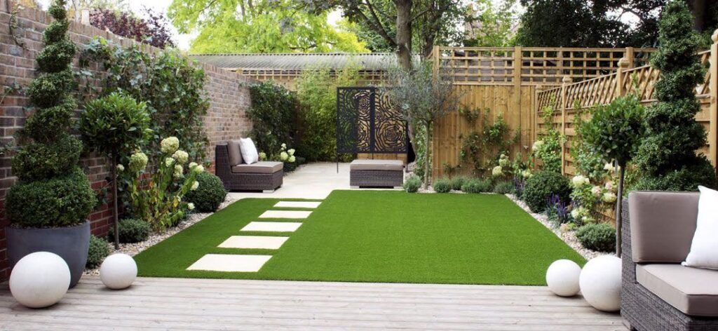 حلول ذكية للمساحات الصغيرة: ديكورات بالعشب الصناعي للشرفات والحدائق 3 حلول ذكية للمساحات الصغيرة: ديكورات بالعشب الصناعي للشرفات والحدائق – homegardensa.com