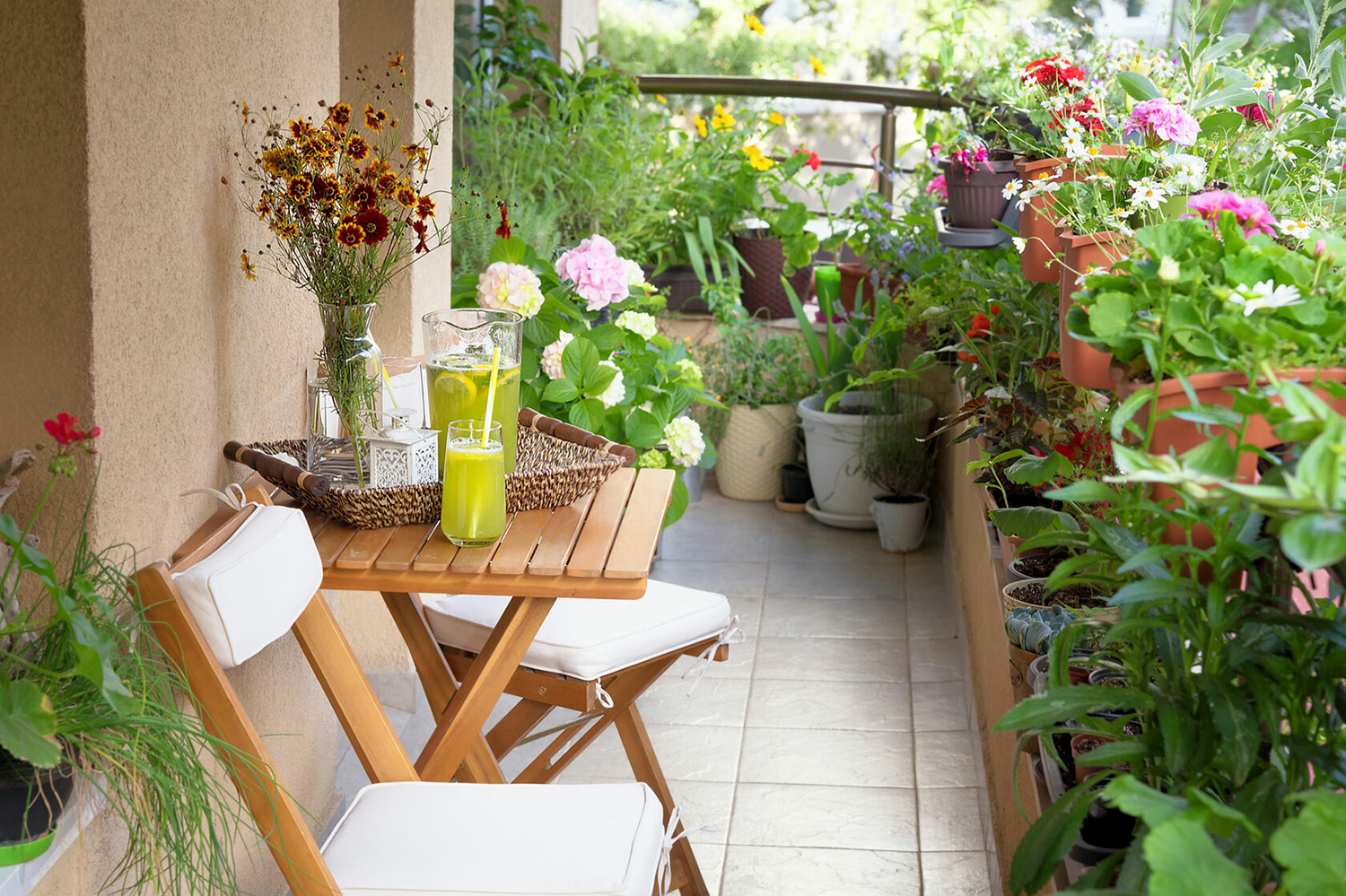 أجمل طرق تنسيق الزهور لحديقة صغيرة تنبض بالحياة &ndash; homegardensa.com